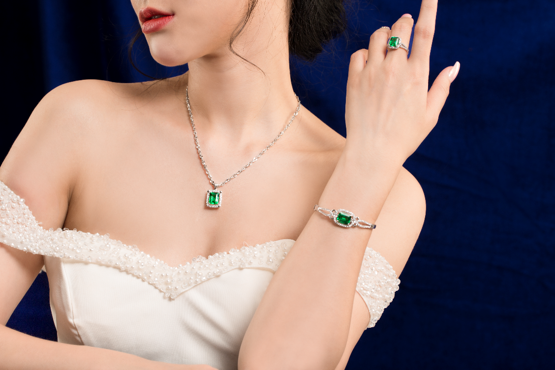 Các sản phẩm thuộc dòng A Jewelry Creation mang vẻ đẹp sang trọng, quý phái, nhằm tôn vinh sự xa hoa và đẳng cấp của khách hàng